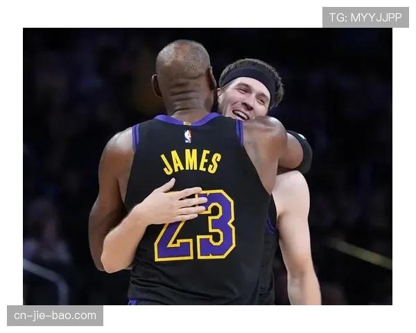 镜头聚焦：老将苏-伯德完成生涯第3000次助攻后，收到全场球迷起立致敬